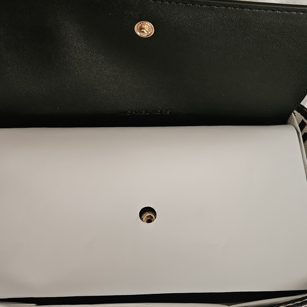 Chic black crossbody with gold accents and bold logo strap.
Perfect for everyday - Picture 3 of 10